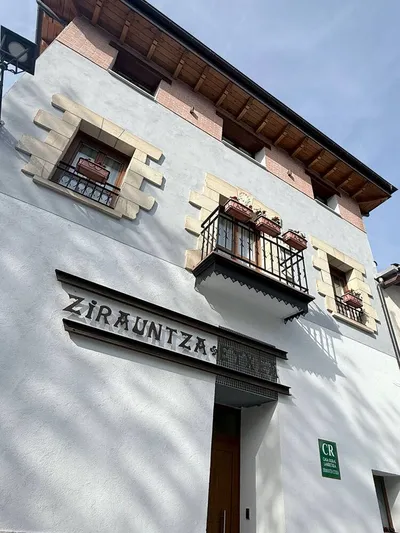 Zirauntza Etxea, casa rural en Asparrena