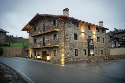OSABARENA HOTELA, casa rural en Orozko