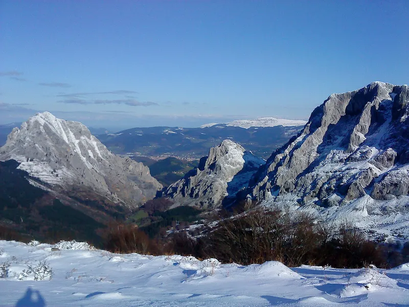Paisaje rural de Bizkaia, entre costa y montaña, con casas rurales cerca de Bilbao